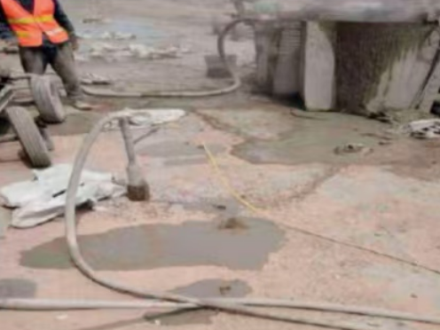 阜康水泥混凝土路面板底注浆技术 路面脱空注浆整治方案